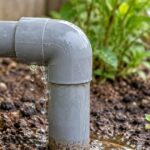 庭の散水用塩ビ管のエルボ接続部から水が漏れている様子