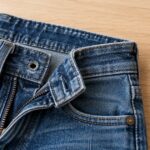ボタンが外れたジーンズと複数の交換用タックボタン