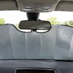 フロントガラスのミラー周辺を避けてサンシェードを広げた車内