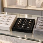 宝飾店のカウンターに3種類のリングトレーを並べた様子