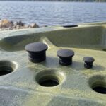 大きさの異なる排水穴用プラグをカヤック上に並べた様子