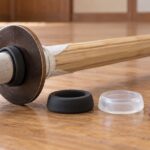 竹刀と素材の異なる鍔止めを並べたイメージ