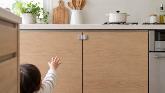キッチン扉用チャイルドロック5選｜開き戸・すき間・取付面幅で比較