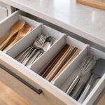 仕切り板でカトラリーや調理器具を整理したキッチンの引き出し