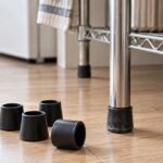 キッチンラックの丸いパイプ脚と交換用の黒い脚キャップ