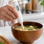 味噌汁に塩分濃度計を入れて測定している様子