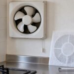 壁付けプロペラ換気扇と交換用フィルターカバーを並べたキッチンのイメージ