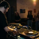 会場でDJミキサーを操作するDJ