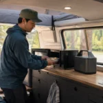 車中泊で電子レンジを使う場面