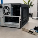 開いた無銘のNAS筐体と未装着のネットワーク拡張カード
