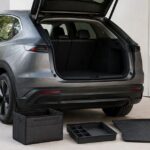 荷室を開けたSUVと収納ボックス、トレイ、マット