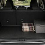 ラゲッジマットを敷いたSUVの荷室に荷物を載せた様子