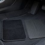 車内にカーペットとゴムのフロアマットを並べたイメージ