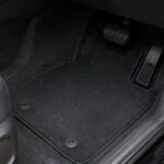 車の運転席に固定部付きのフロアマットを敷いた足元