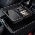 車のセンター収納に小物整理用トレイを重ねたイメージ