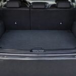 一般的な小型SUVの荷室にラゲッジマットを敷いたイメージ