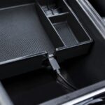 車のコンソールトレイとType-Cケーブルが接近している様子