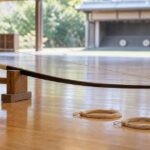 弓道場で和弓と交換用の弦を並べた様子
