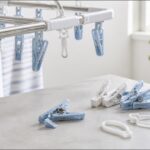 壊れた洗濯ピンチと交換用ピンチを並べた洗濯スペース