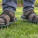 芝生の上で作業靴にエアレーション用スパイク器具を装着している様子