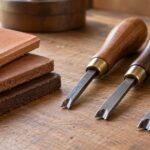 厚さの異なる革と3本のヘリ落としを作業台に並べた様子