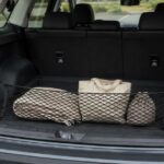SUVの荷室で軽量物をメッシュネットに収納している様子