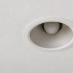 深い天井照明器具の奥に電球が収まっている様子