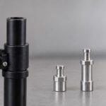 ライトスタンドの先端と長さの異なる金属製スピゴットを並べたイメージ