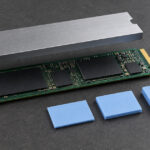厚みの異なる放熱パッドとM.2 SSD、放熱板を並べたイメージ