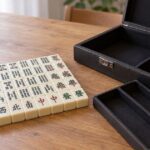 麻雀牌と仕切り付き収納ケースを並べたイメージ