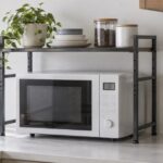 電子レンジを囲む収納ラックをキッチンに設置したイメージ