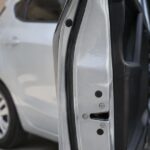 開いた車のドア先端に透明な保護フィルムを貼ったイメージ