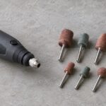 ミニルーターと形状の異なる複数の軸付き砥石を並べた様子