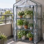 ベランダに置かれた鉢植え入りの棚型ミニビニール温室