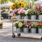 屋外マルシェで複数の花器を載せた移動式フラワーカート