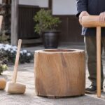 大きさの異なる木製の杵と餅つき臼を並べた様子