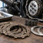 複数枚のバイク用クラッチプレートを並べたイメージ