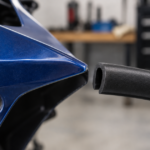 青いバイクカウルの縁と黒いU字型モールを並べたイメージ