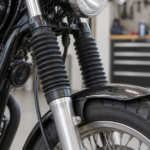バイクの前輪まわりに装着された黒い蛇腹状のフロントフォークブーツ