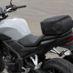 小型シートバッグを後部座席に載せたネイキッドバイク