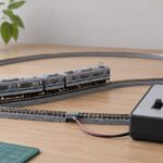 Nゲージ車両と線路につながった無地のDCコントローラー