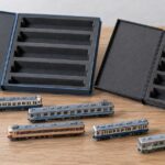 長さの異なるNゲージ車両と複数の収納ケースを並べた様子