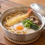 アルミ製の小鍋に入った一人分の鍋焼きうどん