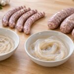 細さの異なる天然ケーシングと手作りソーセージを並べた調理台
