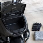 フロント収納を開けてグローブや小物を並べたバイクのイメージ