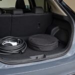 車の荷室に置かれたEV充電ケーブルと黒い収納バッグ