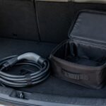車の荷室に並べた充電ケーブルと黒い収納バッグ