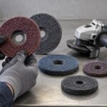 不織布研磨ディスクを作業台で見比べている様子