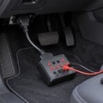 OBD2端子と測定器を接続した車内診断の様子
