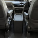 前席のアームレスト間にコンソールボックスを置いたミニバン車内